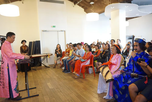 Bàn cách dạy nhạc truyền thống cho giới trẻ người Việt xa xứ - Ảnh 2.