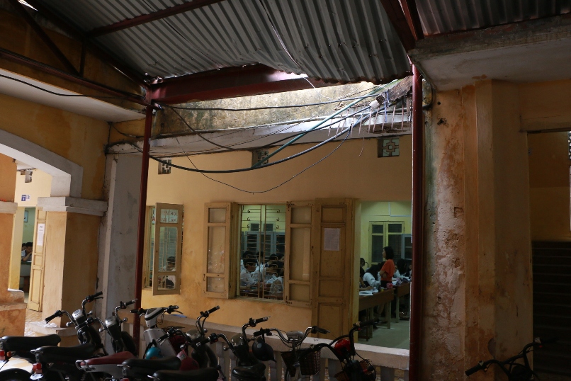 Bên trong ngôi nơi giảng dạy sinh phải đội mũ bảo hiểm ngồi học - Ảnh 11. Bên trong ngôi nơi giảng dạy sinh phải đội mũ bảo hiểm ngồi học - Ảnh 11.