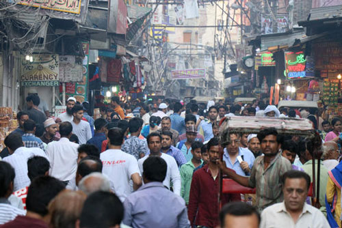 Khó tìm được một gương mặt phụ nữ trong đám đông trên con đường này ở New Delhi - Ấn Độ Ảnh: NIKKEI ASIAN REVIEW