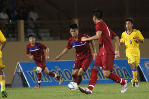 Đội U20 Việt Nam (áo sậm) trong trận giao hữu thắng U19 Việt Nam 4-1 tối 6-4 tại Nha Trang Ảnh: DUY PHẠM