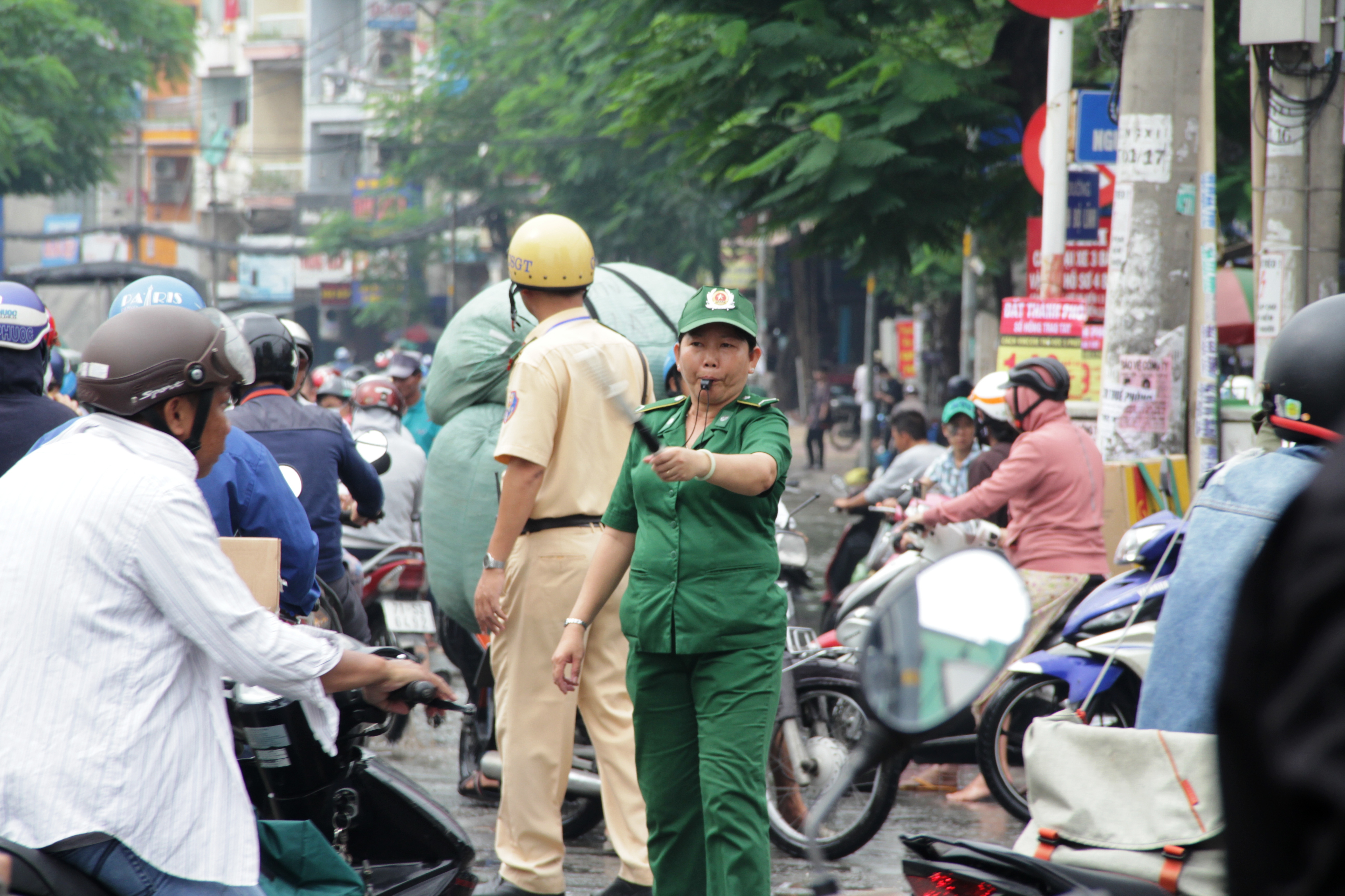 Vạn người khốn khổ trong kẹt xe, ngập nước ở TP HCM - Ảnh 6.