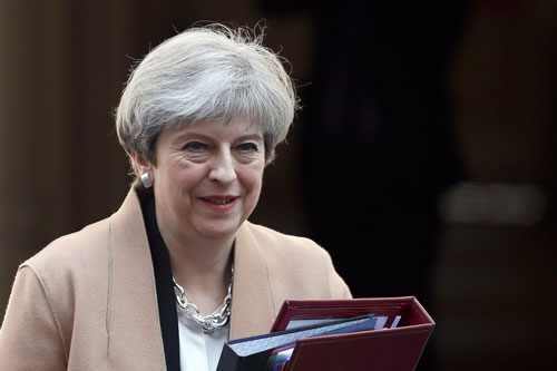 Thủ tướng Anh Theresa May rời phủ thủ tướng đến hạ viện hôm 19-4 Ảnh: REUTERS