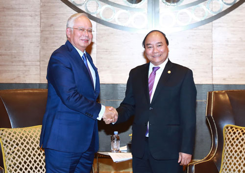Thủ tướng Nguyễn Xuân Phúc (phải) gặp Thủ tướng Malaysia Mohd Najib bin Abdul Razak tại Manila - Philippines ngày 28-4 Ảnh: TTXVN