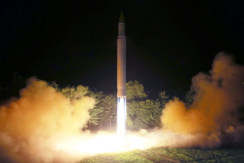 Triều Tiên phóng tên lửa bay qua Nhật Bản - Ảnh 1.