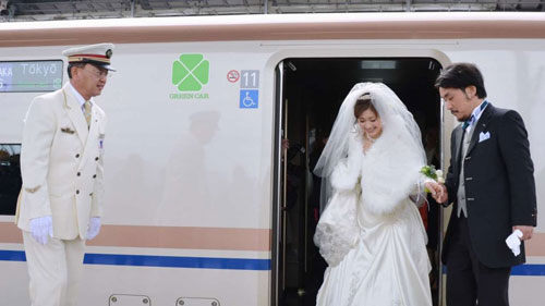 Một cặp đôi Nhật Bản trên đường đến nơi làm lễ cưới Ảnh: KYODO