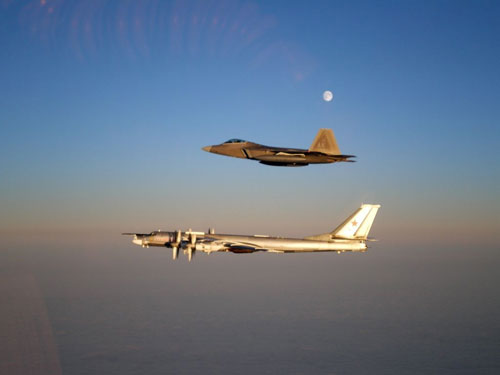 Một chiếc F-22 (trên) kè theo Tu-95 ở ngoài khơi California hôm 17-4 Ảnh: US AIR FORCE