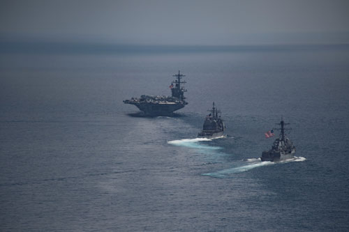 Tàu sân bay USS Carl Vinson (phía trước) và 2 tàu chiến của Mỹ ở Ấn Độ Dương ngày 14-4 Ảnh: REUTERS