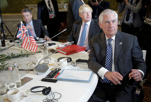 Ngoại trưởng Mỹ Rex Tillerson (phải) tại hội nghị G7 hôm 11-4 Ảnh: REUTERS