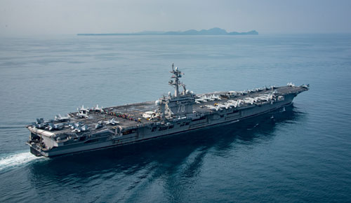 Tàu sân bay USS Carl Vinson đi qua eo biển Sunda, Indonesia hôm 15-4. Ảnh: REUTERS