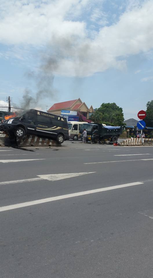 Clip xe Limousine đâm vào xe tải, lao lên dải phân cách bốc cháy