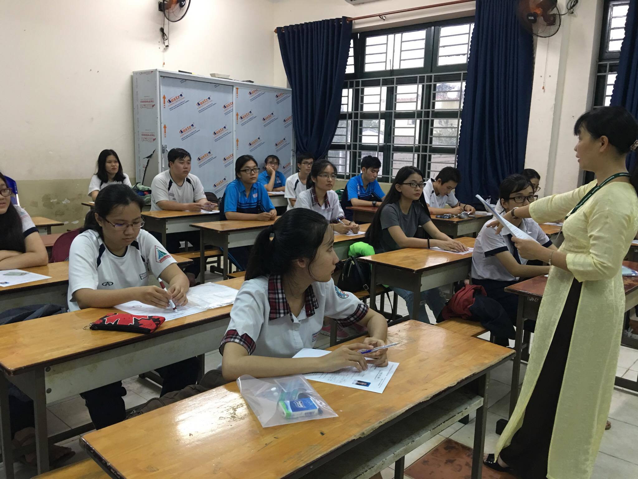 866.000 sĩ tử làm thủ tục dự ở 2.300 điểm thi - Ảnh 7.