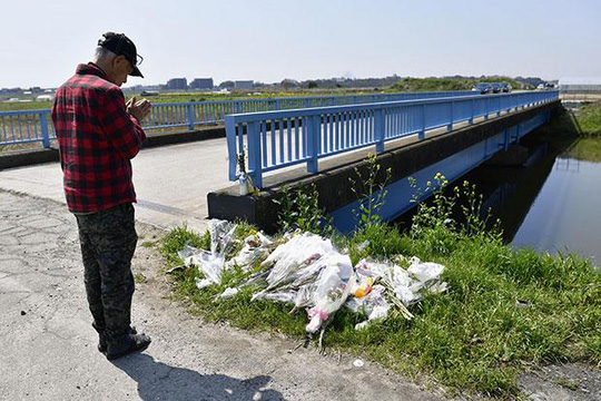
Một người đàn ông cầu nguyện ngày 14-4 tại nơi thi thể bé Lê Thị Nhật Linh được tìm thấy trước đó - Ảnh: KYODO NEWS
