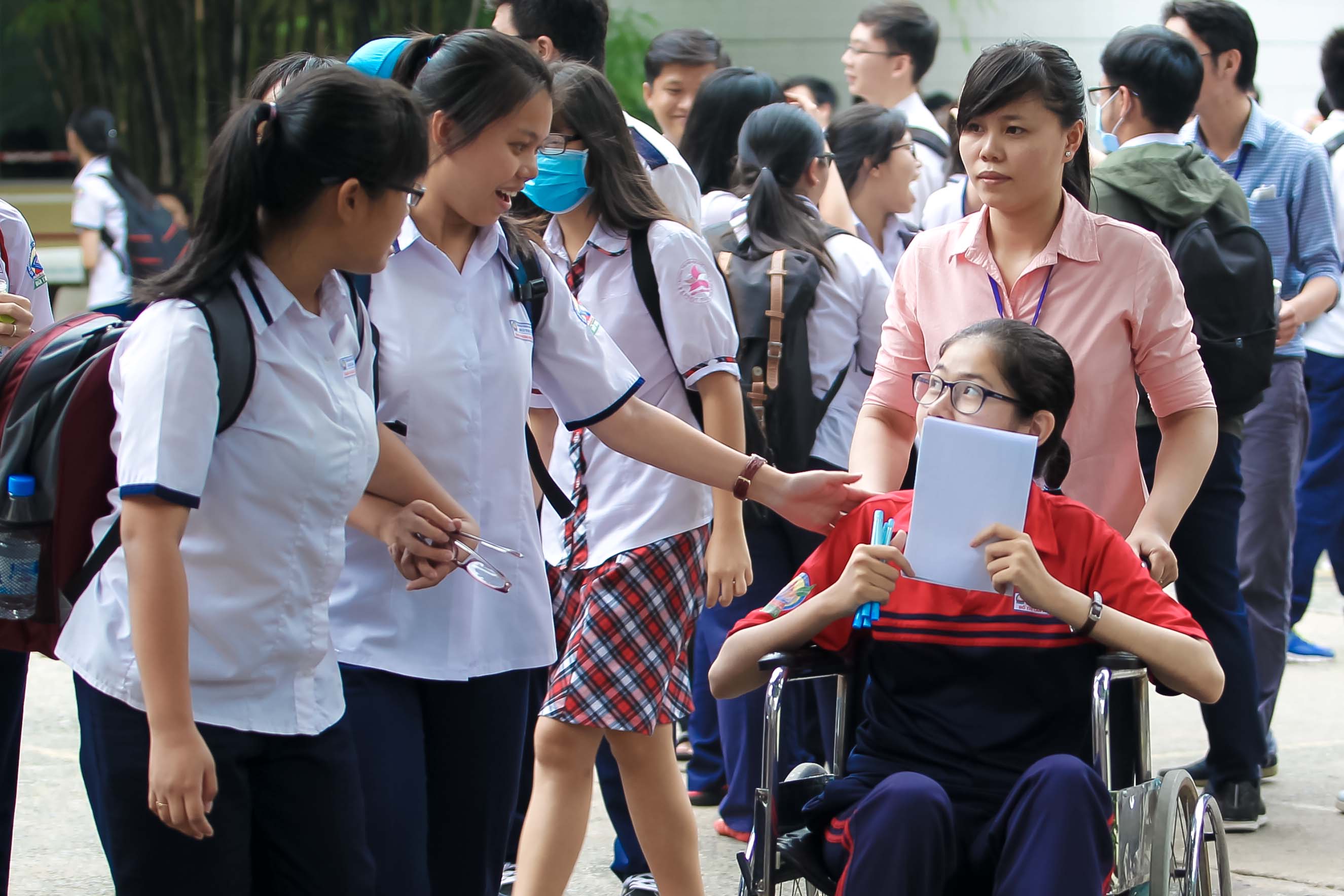 Hai sĩ tử bị tai nạn cơ nhưng mà vẫn tìm mọi cách thi THPT Quốc gia - Ảnh 2. Hai thí sinh bị tai nạn thế nhưng vẫn cố hết sức thi THPT Quốc gia - Ảnh 2.