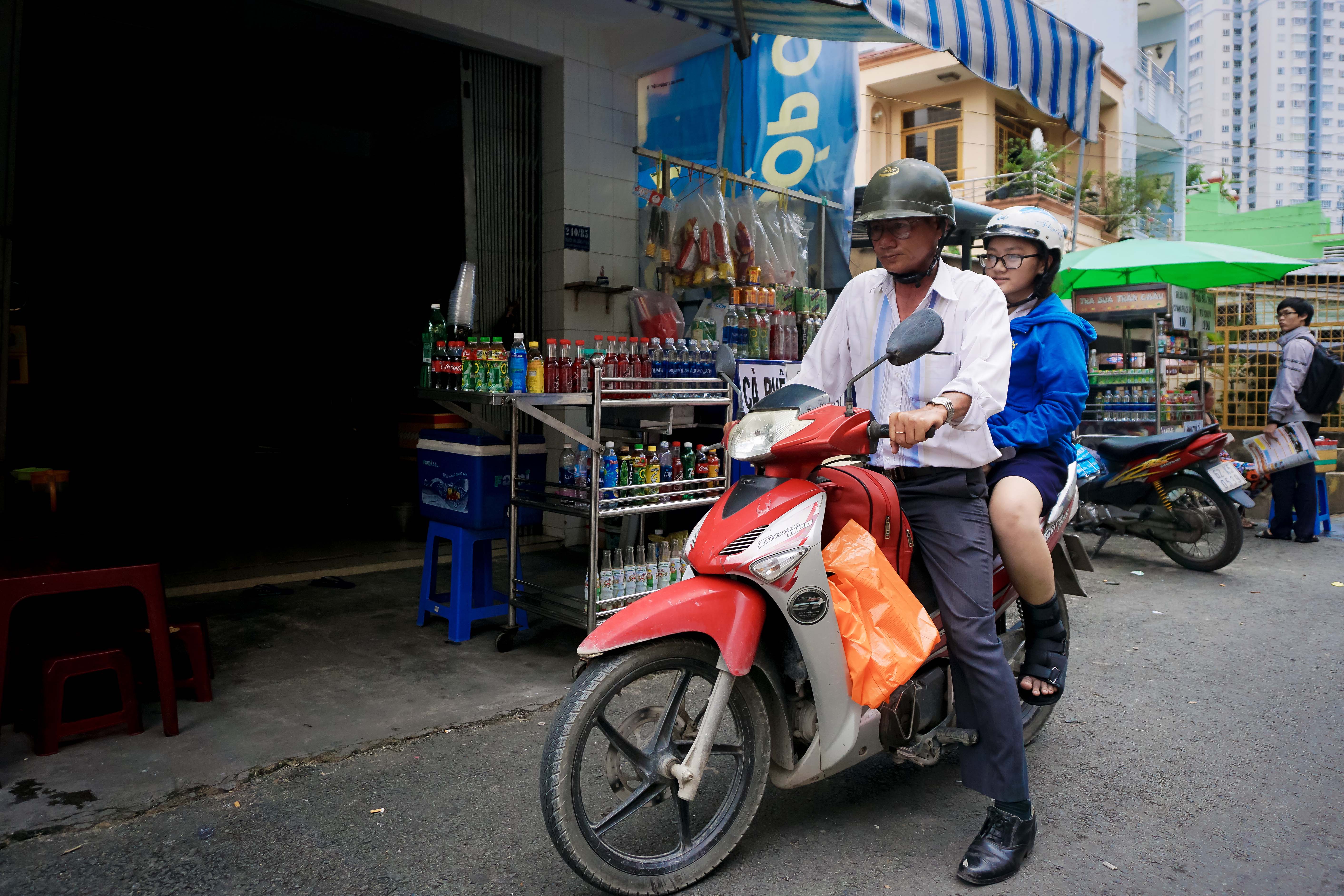 Cảm động hình ảnh người cha đưa con gái đi thi ở thành phố sài gòn - Ảnh 5. Cảm động hình ảnh người cha đưa con gái đi thi tại thành phố sài gòn - Ảnh 5.