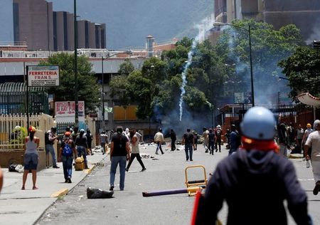 Venezuela: Đụng độ tại đình công triệu người, 3 người chết - Ảnh 2.