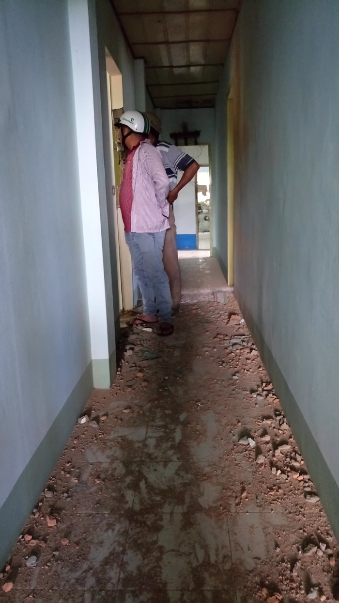 Sau loạt tiếng nổ khi máy bay bay ngang, nhiều nhà dân bị hỏng nặng - Ảnh 2. Sau loạt tiếng nổ khi máy bay bay ngang, nhiều nhà dân bị hỏng nặng - Ảnh 2.