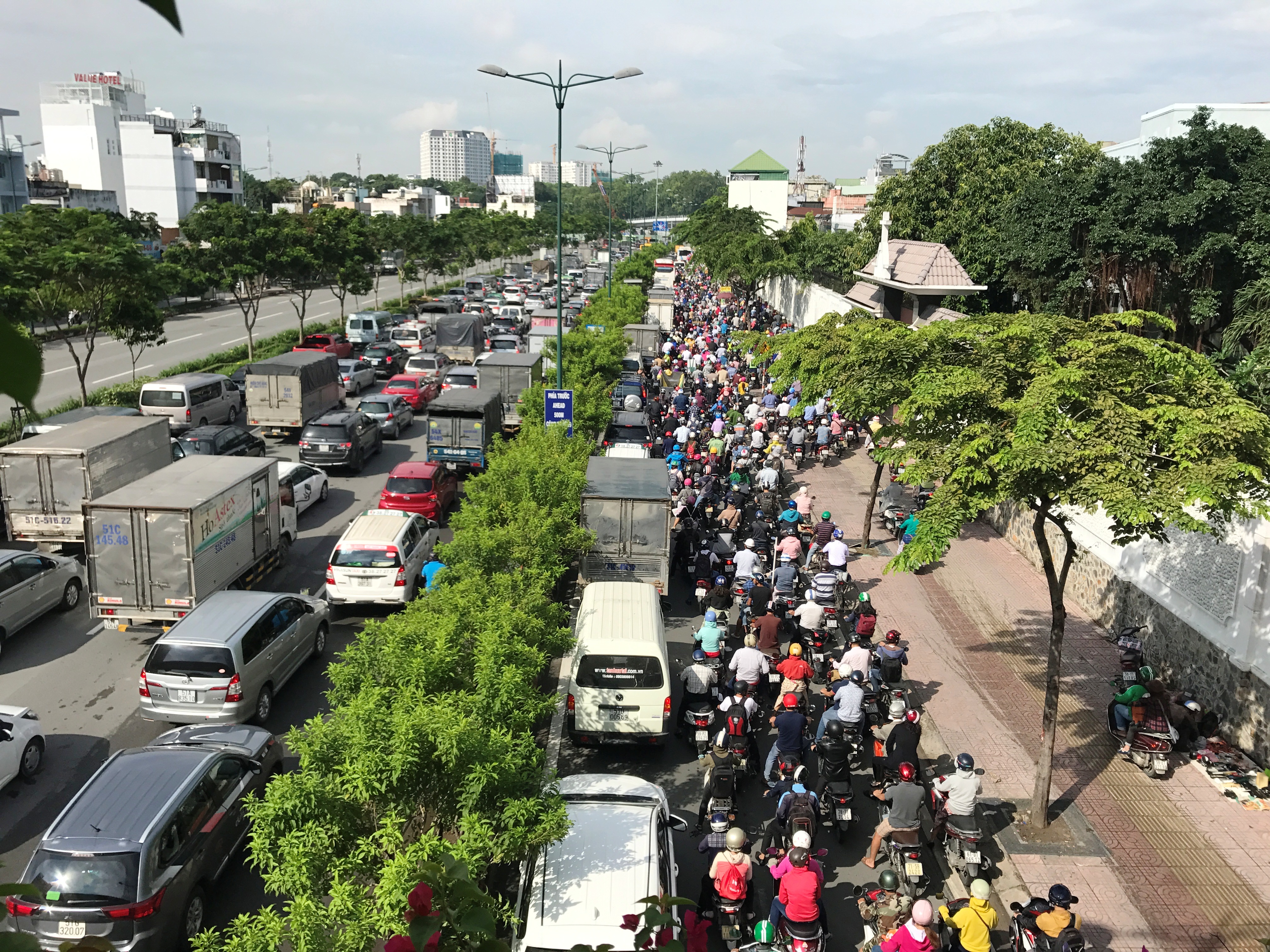 Hỗn loạn trên đường Phạm Văn Đồng - Ảnh 8.