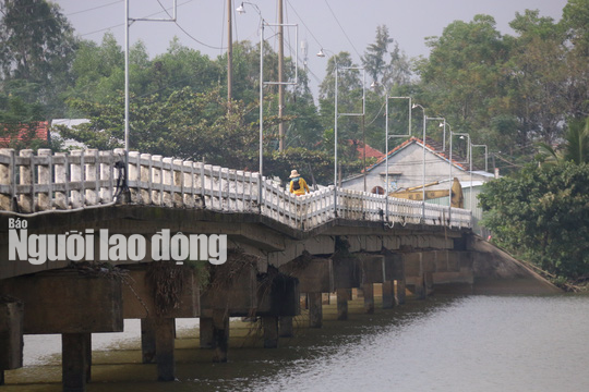 Hàng ngàn người liều mình lưu thông qua cây cầu sắp sập - Ảnh 7.