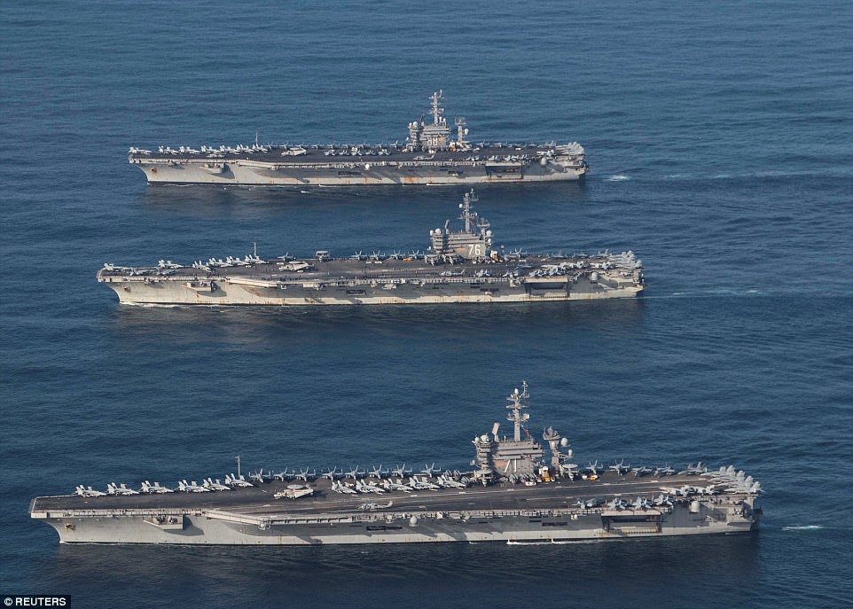 
Ba tàu sân bay USS Ronald Reagan (CVN 76), USS Theodore Roosevelt (CVN 71) và USS Nimitz (CVN 68) đang tham gia tập trận gần bán đảo Triều Tiên. Ảnh: REUTERS
