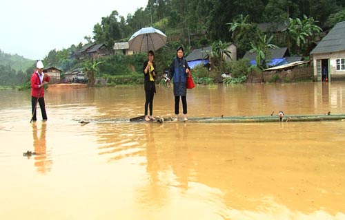 Mưa lũ cô lập Lào Cai - Ảnh 1.