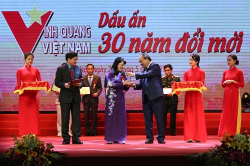 Trao Giải thưởng Vinh quang Việt Nam cho 30 tập thể, cá nhân - Ảnh 1.