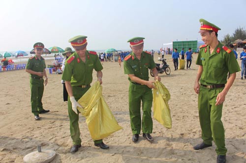 Công an cùng thanh niên ra quân làm sạch biển - Ảnh 1.