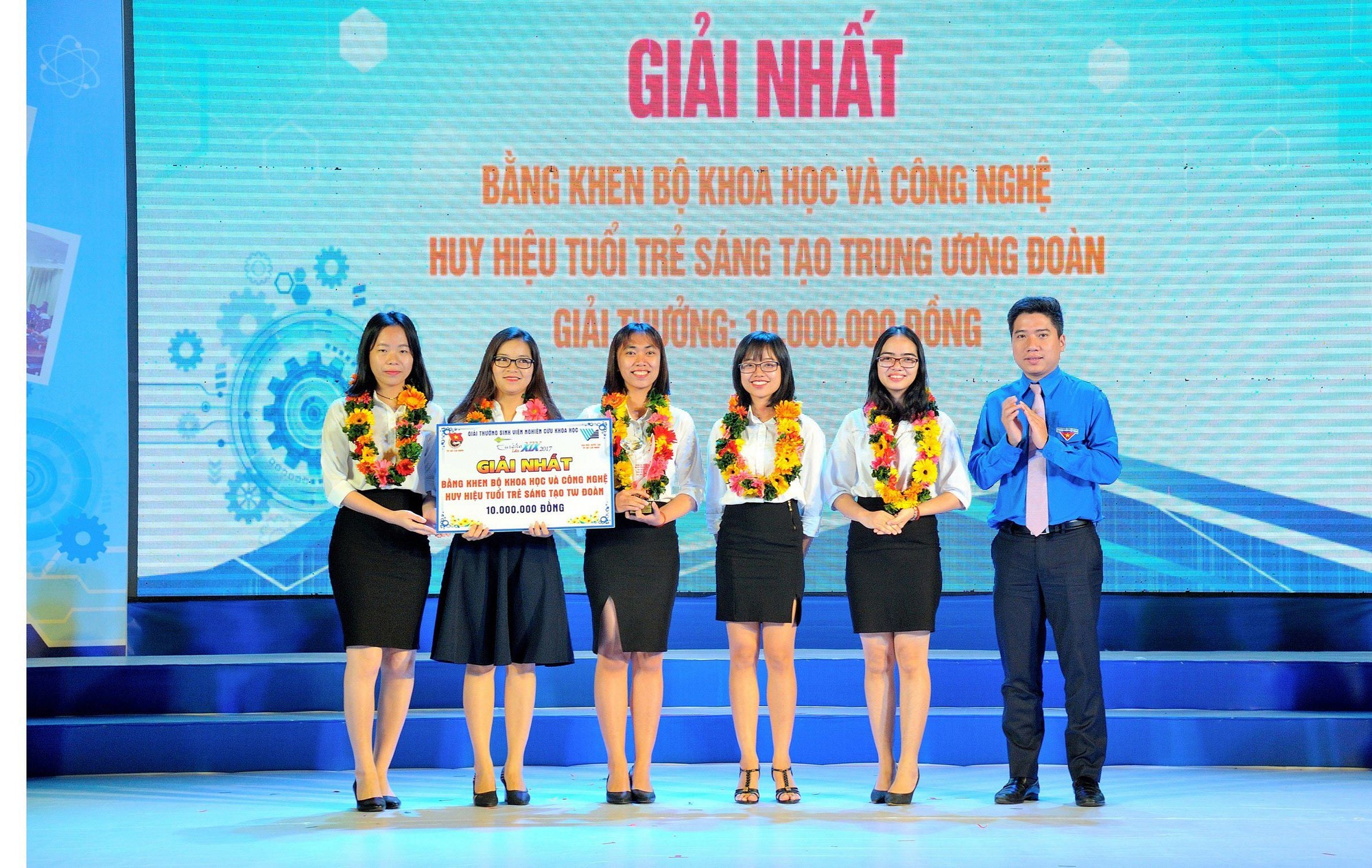 Sinh viên thành phố hồ chí minh đoạt những giải nhất Euréka - Ảnh 1. Sinh viên tp. hcm đoạt các giải nhất Euréka - Ảnh 1.