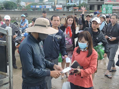 Du khách mắc kẹt ở đảo Lý Sơn do biển động ngày 2-4