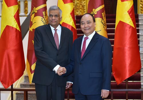 Thủ tướng Nguyễn Xuân Phúc tiếp Thủ tướng Sri Lanka Ranil Wickremesinghe Ảnh: QUANG HIẾU