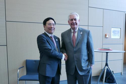 Phó Thủ tướng, Bộ trưởng Ngoại giao Phạm Bình Minh gặp với Bộ trưởng Ngoại giao Mỹ Rex Tillerson bên lề Hội nghị Bộ trưởng Ngoại giao Nhóm G20 tại Bonn, Đức - Ảnh: TTXVN
