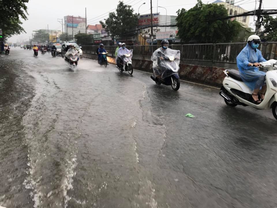 Sài Gòn mưa rả rích nhưng mênh mông nước! - Ảnh 6.