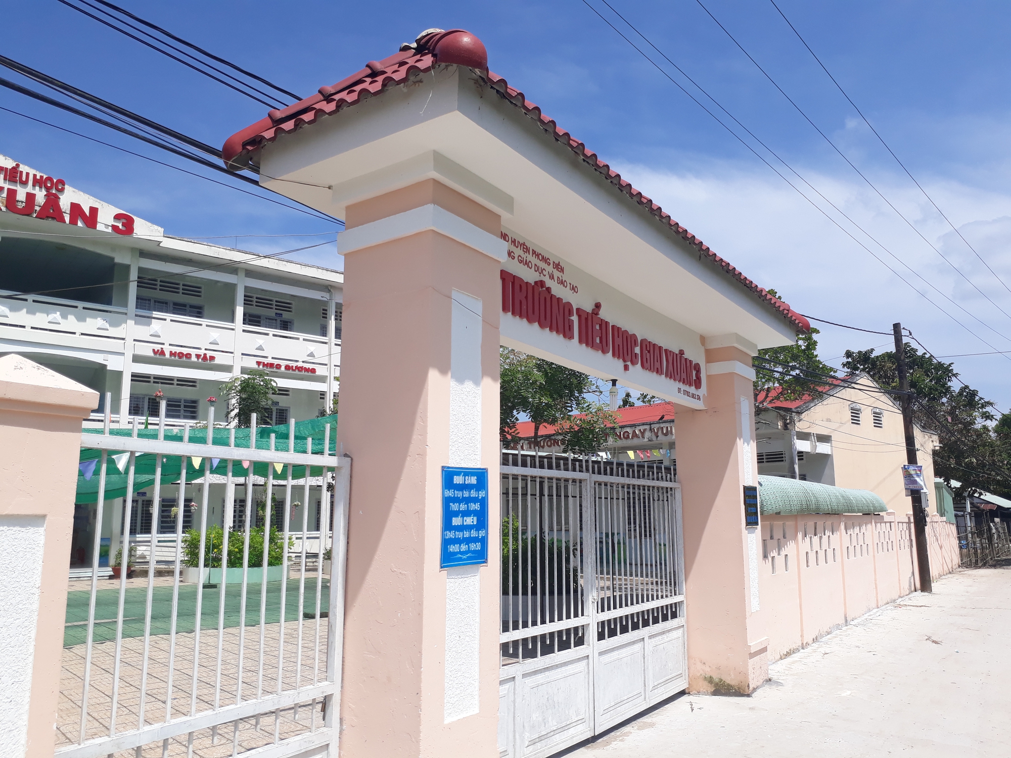 Hiệu trưởng và thầy giáo trường tiểu học nghỉ dạy để đi văn hóa - du lịch - Ảnh 1. Hiệu trưởng và giáo viên trường tiểu học nghỉ dạy để đi du lịch - Ảnh 1.