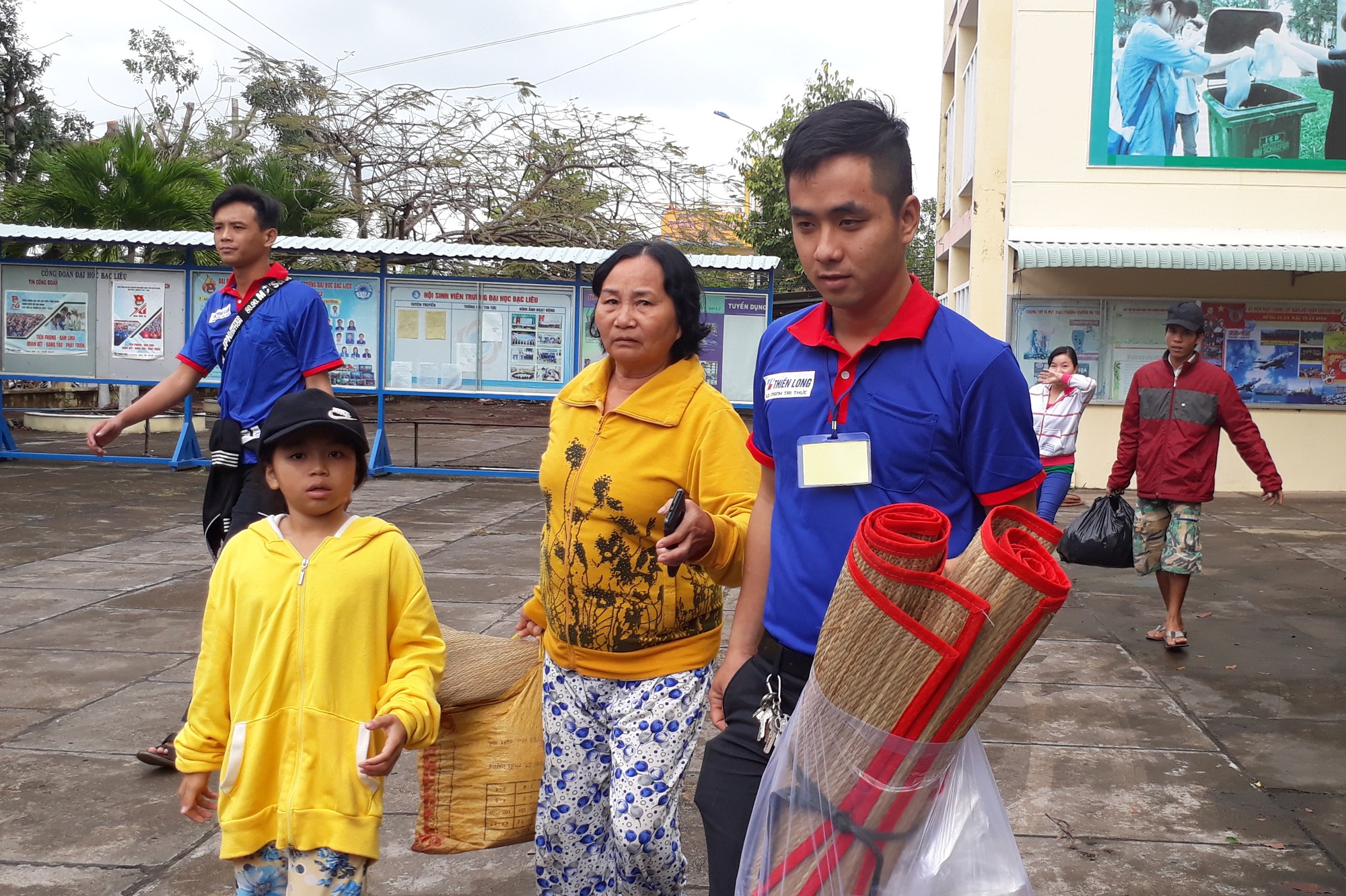 Người dân nô nức trở về nhà khi bão số 16 (Tembin) không vào miền Tây - Ảnh 7.