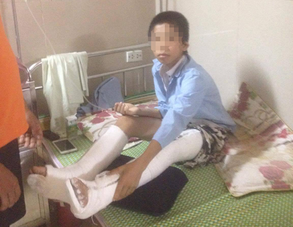 Cô giáo thu điện thoại thông minh, nam sinh nhảy từ tầng 3 xuống đất - Ảnh 1. Cô giáo thu di động, nam sinh nhảy từ tầng 3 xuống đất - Ảnh 1.