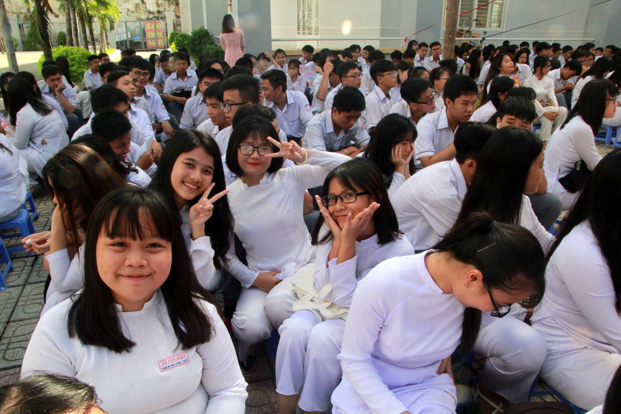 Ông Trương Hòa Bình đánh trống và đội nón cho học sinh - Ảnh 4. Ông Trương Hòa Bình đánh trống và đội nón cho học trò - Ảnh 4.