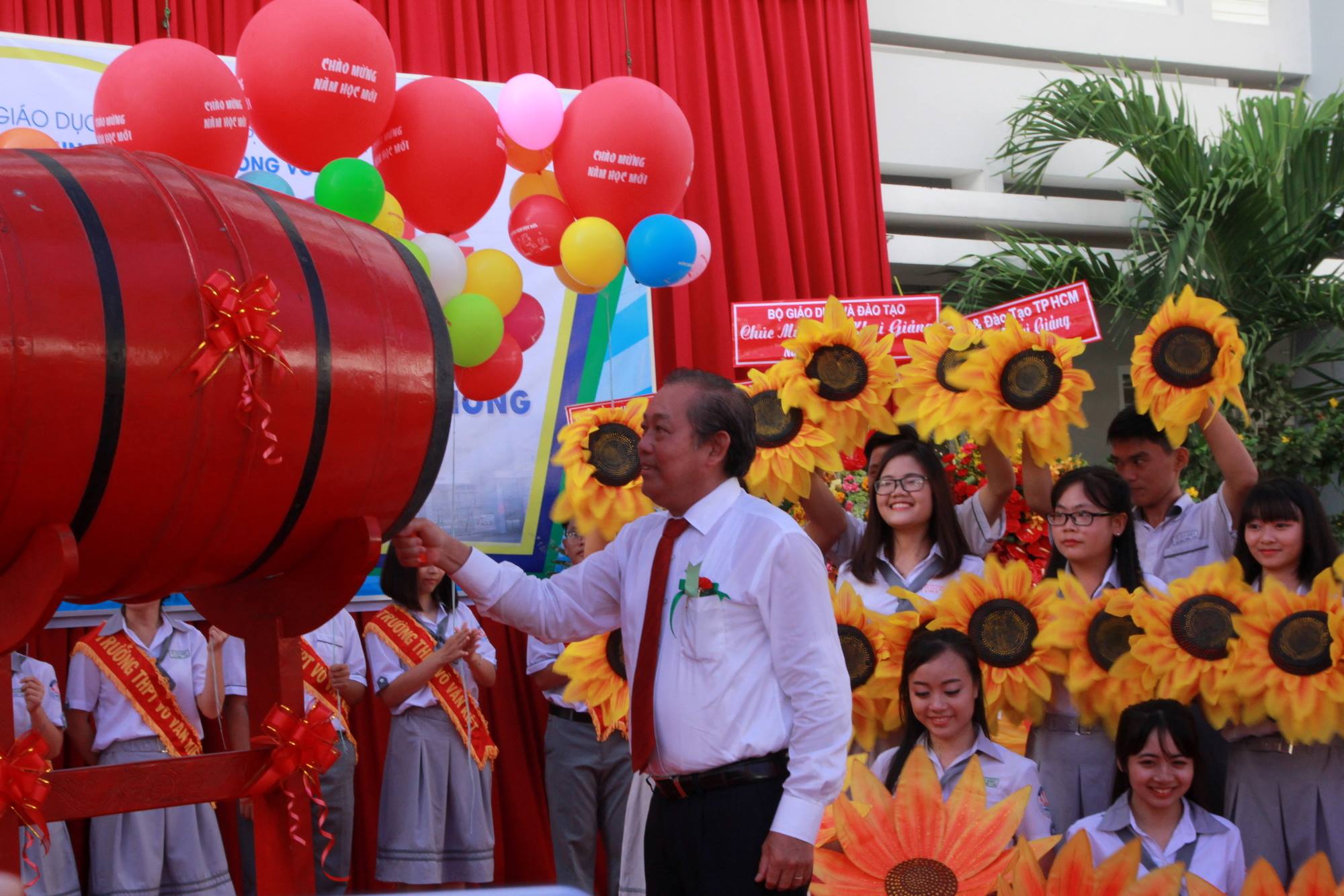 Ông Trương Hòa Bình đánh trống và đội nón cho học sinh - Ảnh 1. Ông Trương Hòa Bình đánh trống và đội nón cho học trò - Ảnh 1.