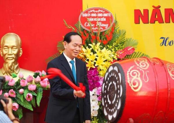 Chủ tịch nước Trần Đại Quang tươi cười tiếp đón học sinh - Ảnh 2. Chủ tịch nước Trần Đại Quang tươi cười đón tiếp học trò - Ảnh 2.