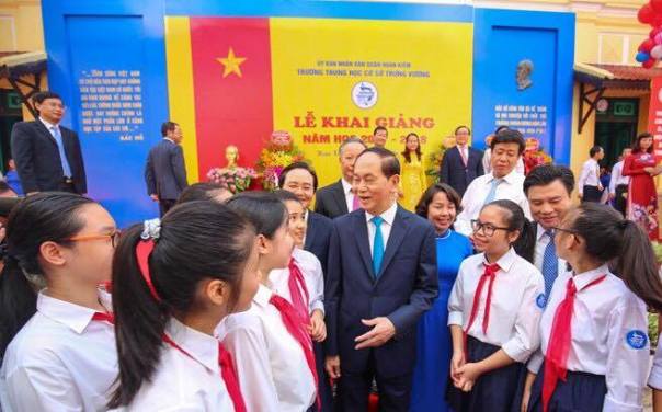 Chủ viên tịch nước Trần Đại Quang tươi cười chào đón học trò - Ảnh 3. Chủ viên tịch nước Trần Đại Quang tươi cười chào đón học sinh - Ảnh 3.