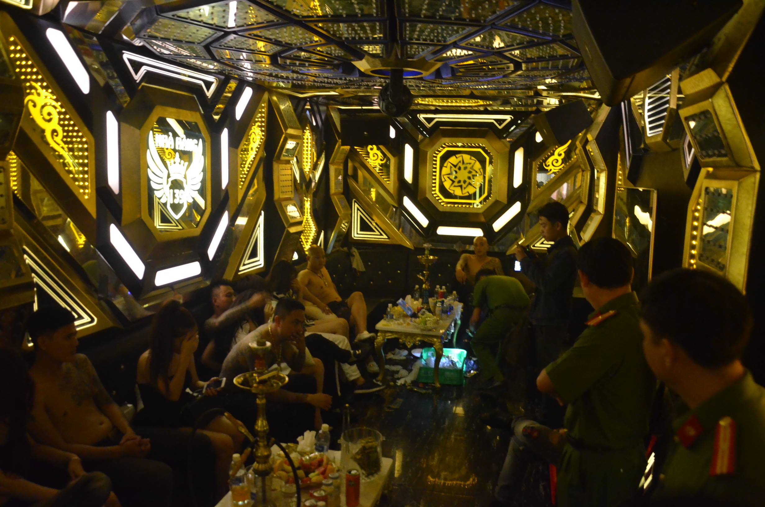 Hơn 100 nam - nữ mở tiệc ma túy trong quán karaoke ở TP HCM - Ảnh 5.