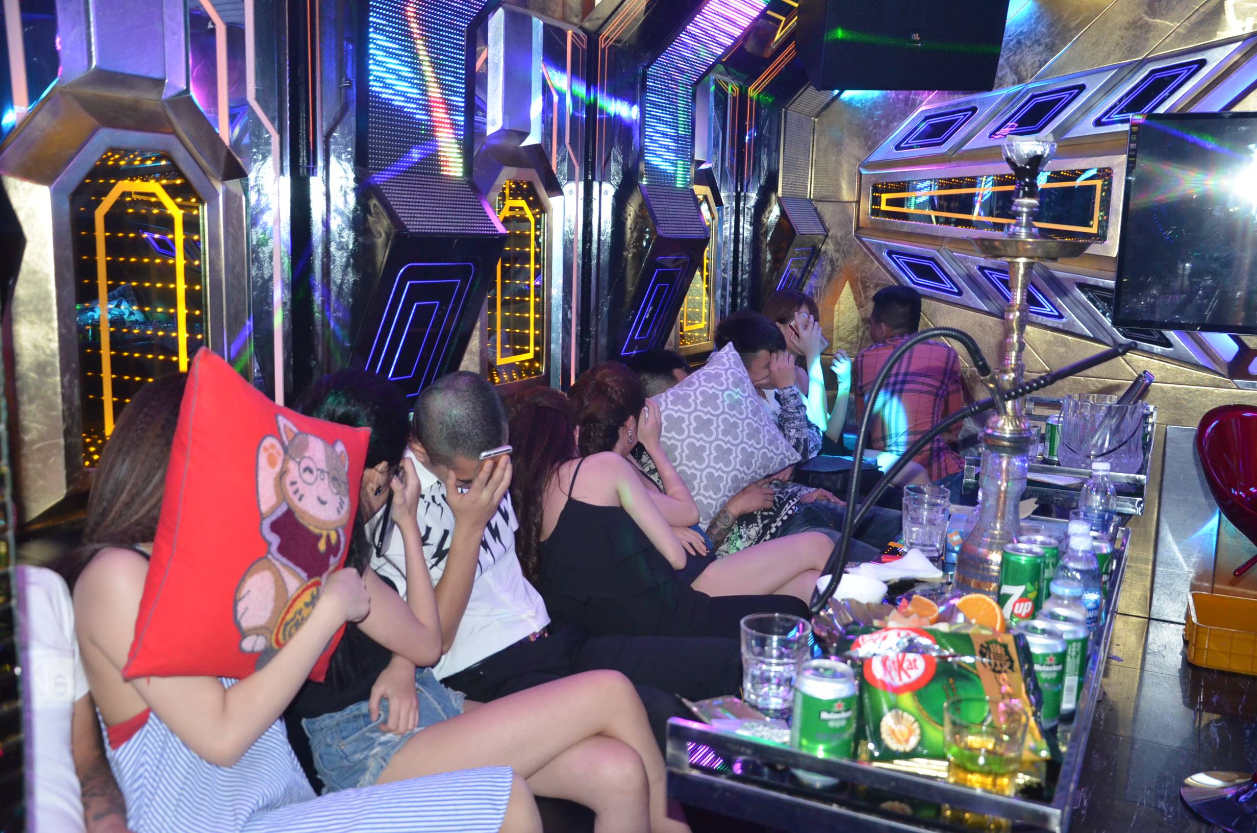 Hơn 100 nam - nữ mở tiệc ma túy trong quán karaoke ở TP HCM - Ảnh 2.