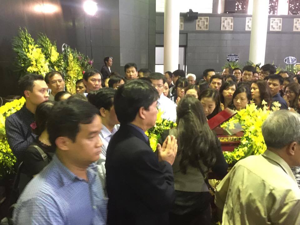 Nghẹn ngào xúc động lễ tang Thầy Văn Như Cương - Ảnh 11. Nghẹn ngào xúc động lễ tang Thầy Văn Như Cương - Ảnh 11.