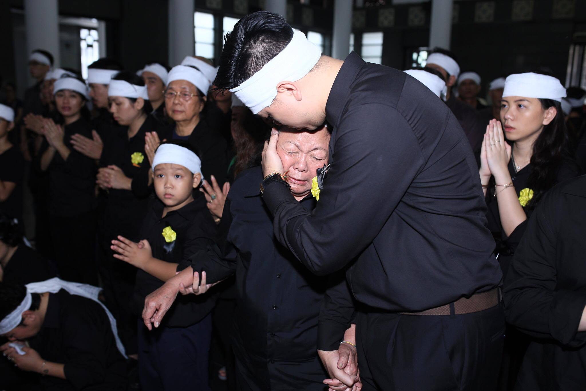 Nghẹn ngào xúc động lễ tang Thầy Văn Như Cương - Ảnh 2. Nghẹn ngào xúc động lễ tang Thầy Văn Như Cương - Ảnh 2.