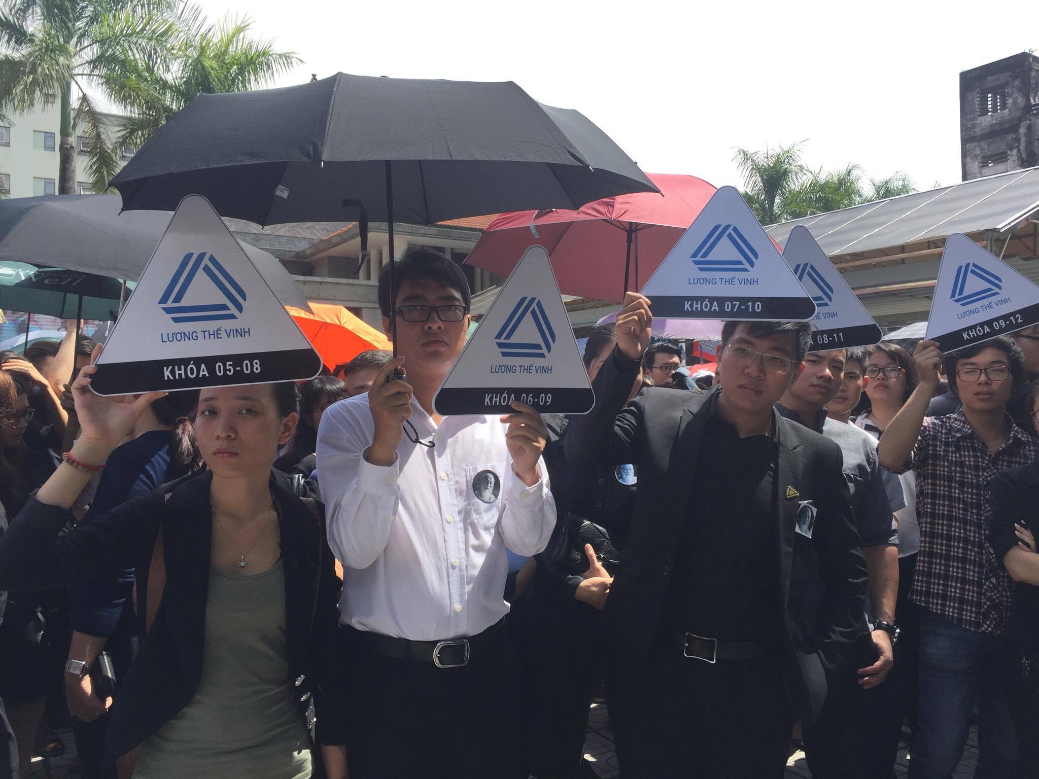 Nghẹn ngào xúc động lễ tang Thầy Văn Như Cương - Ảnh 8. Nghẹn ngào xúc động lễ tang Thầy Văn Như Cương - Ảnh 8.