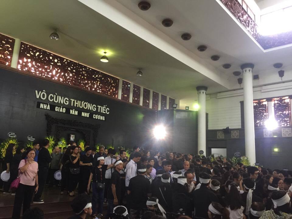 Nghẹn ngào xúc động lễ tang Thầy Văn Như Cương - Ảnh 12. Nghẹn ngào xúc động lễ tang Thầy Văn Như Cương - Ảnh 12.