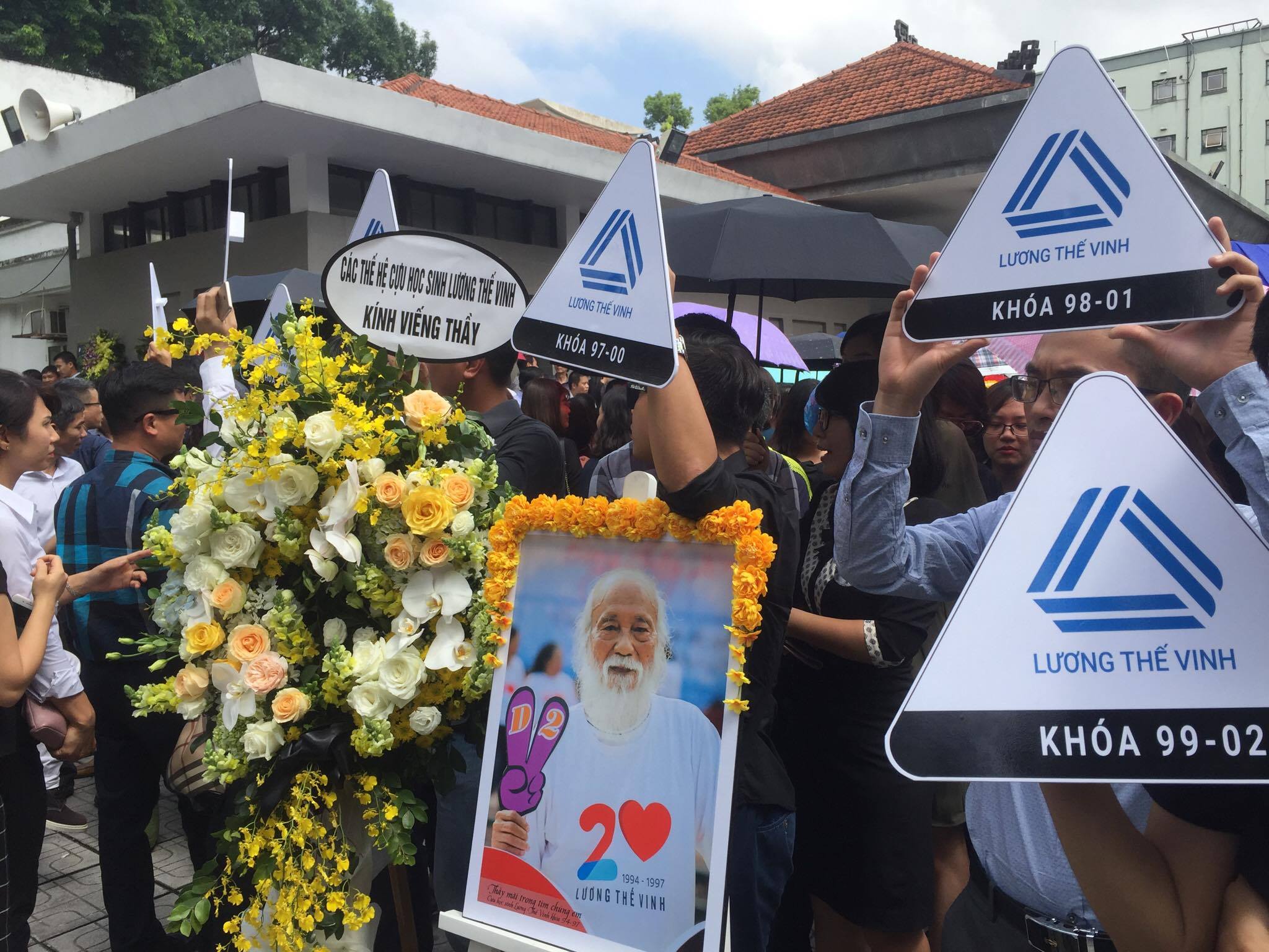 Nghẹn ngào xúc động lễ tang Thầy Văn Như Cương - Ảnh 9. Nghẹn ngào xúc động lễ tang Thầy Văn Như Cương - Ảnh 9.