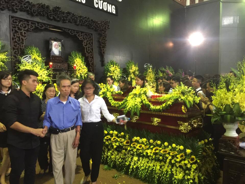 Nghẹn ngào xúc động lễ tang Thầy Văn Như Cương - Ảnh 14. Nghẹn ngào xúc động lễ tang Thầy Văn Như Cương - Ảnh 14.