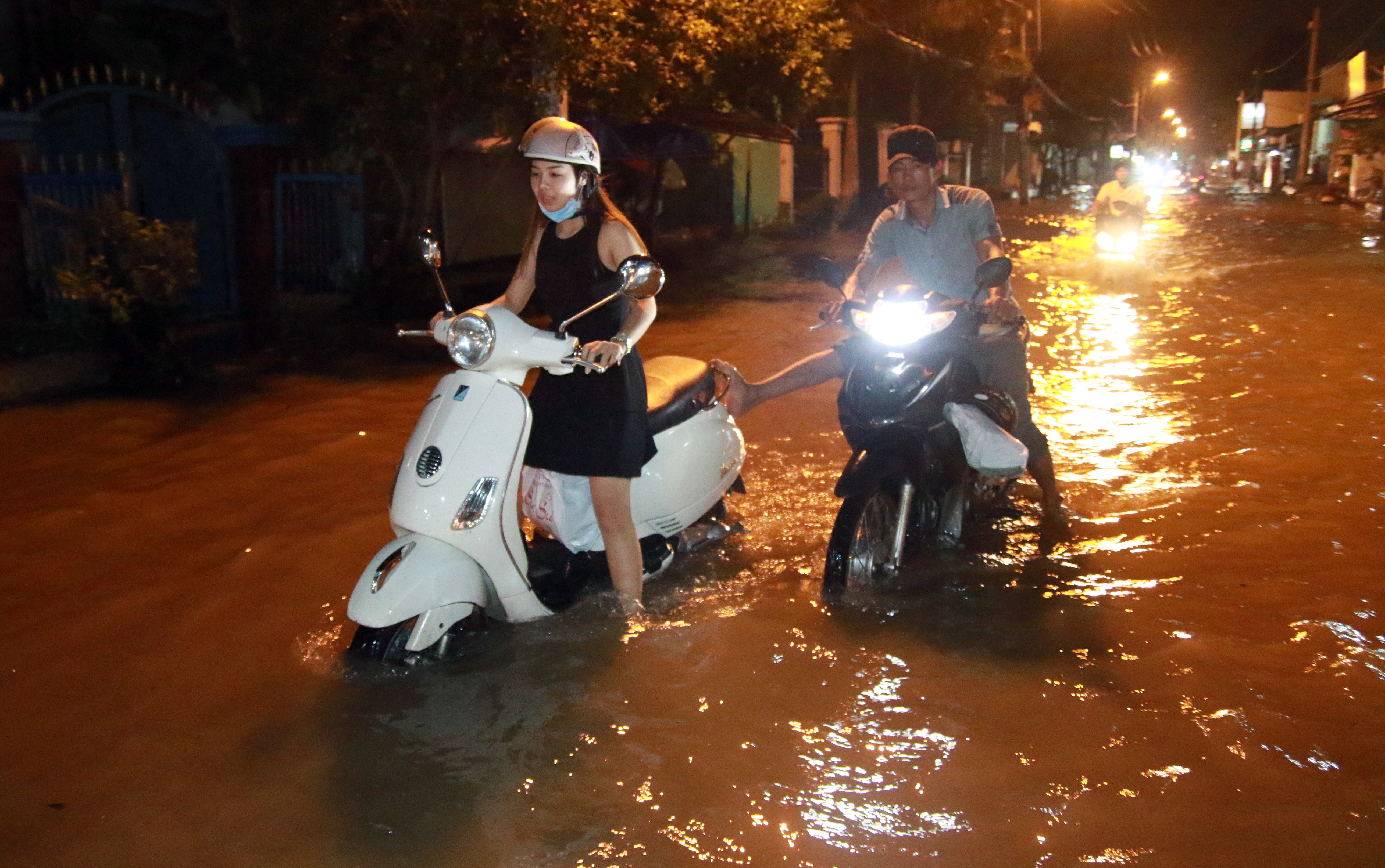 Sài Gòn hụp lặn trong nước ngập đêm đầu tuần - Ảnh 9.