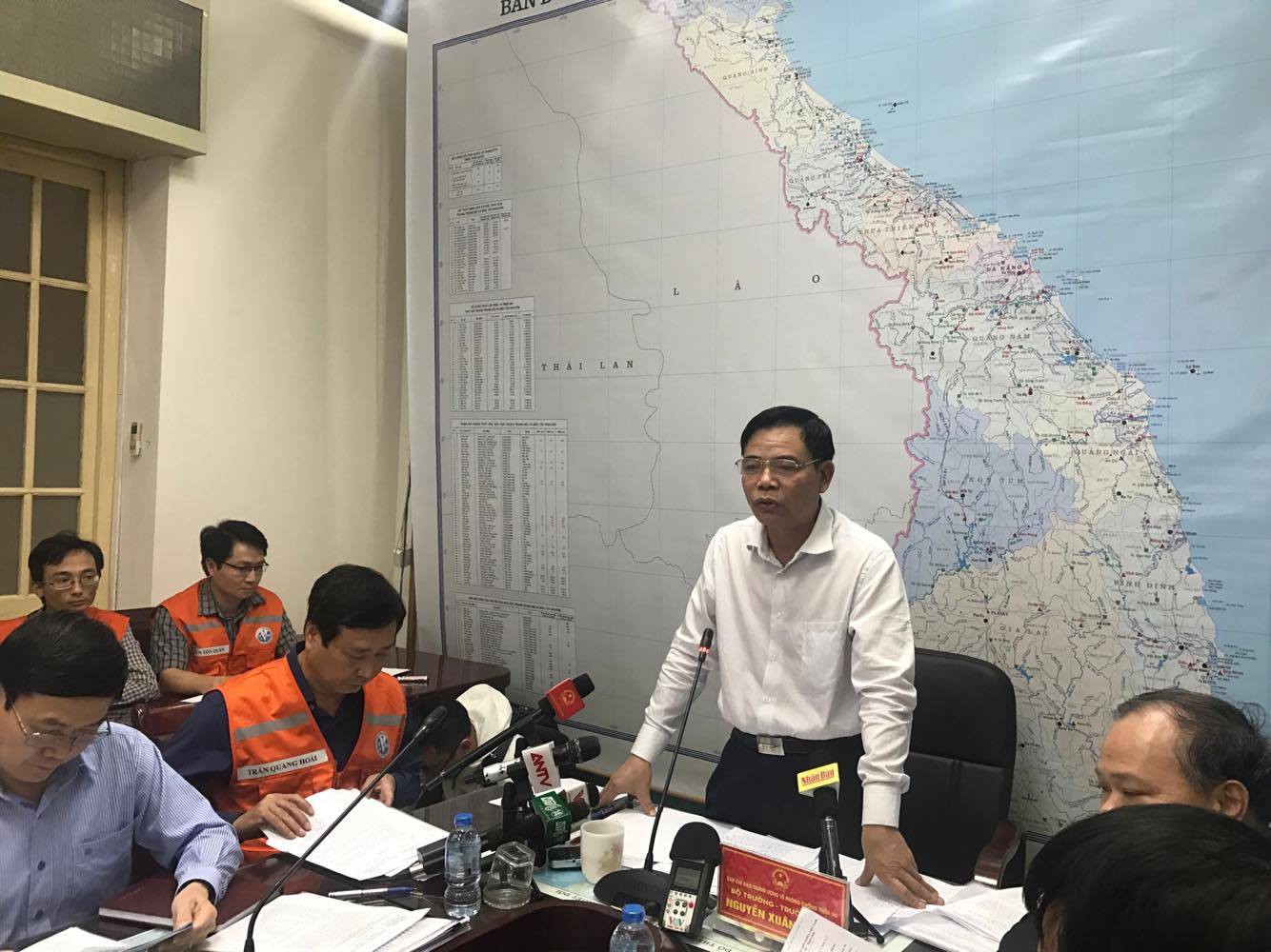 Miền Trung đang bị đe doạ bởi 3 hiểm hoạ chưa từng có sau bão số 12 - Ảnh 1. Miền Trung đang bị đe doạ bởi 3 hiểm hoạ chưa từng có sau bão số 12 - Ảnh 1.