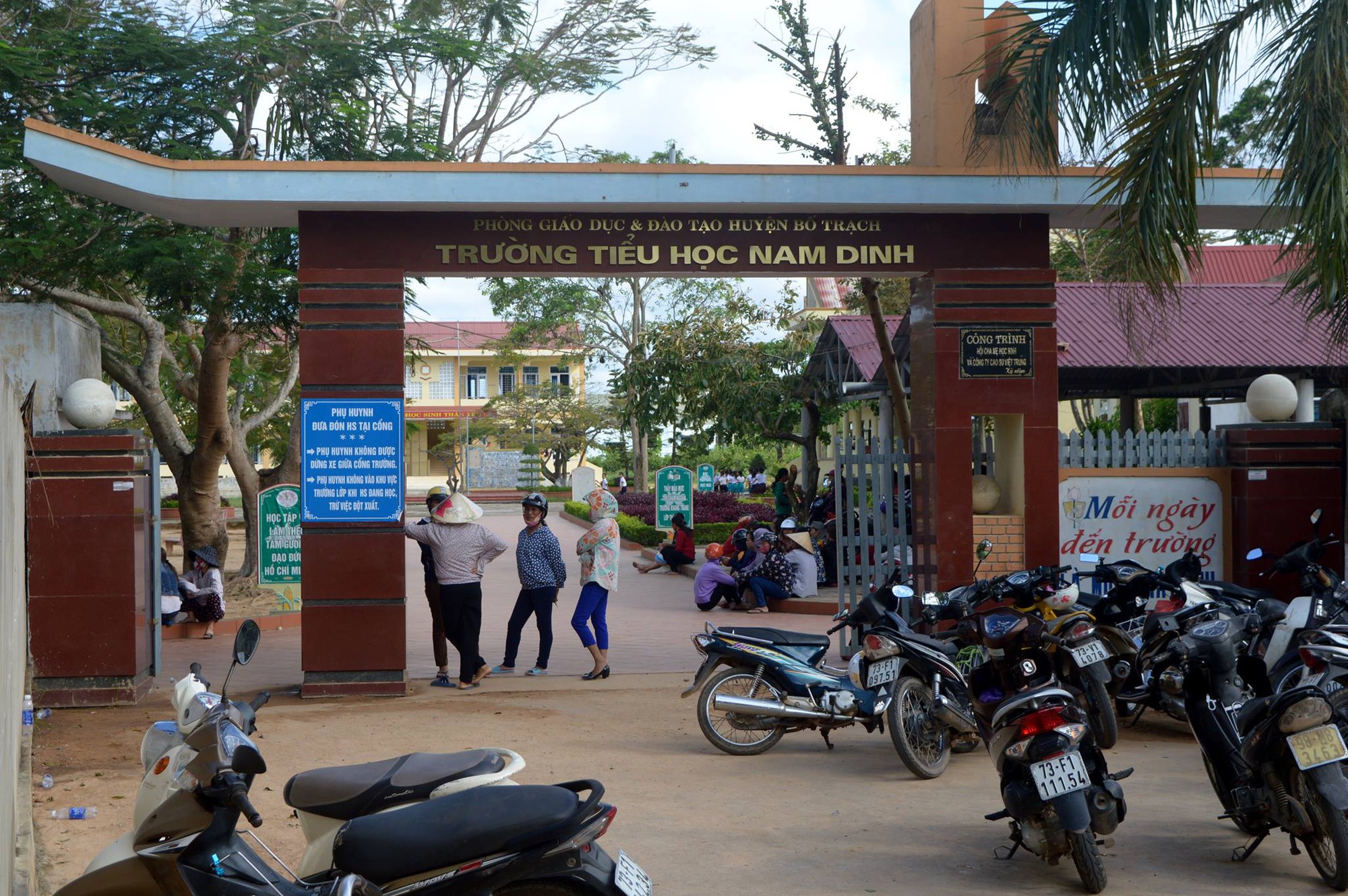 Bị kỷ luật vì lạm thu, nữ hiệu trưởng vẫn tiếp tục điều chuyển làm lãnh đạo - Ảnh 1. Bị kỷ luật vì lạm thu, nữ hiệu trưởng vẫn tiếp tục được điều chuyển làm lãnh đạo - Ảnh 1.