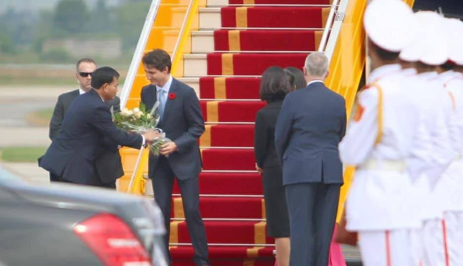 Chuyên cơ chở Thủ tướng Canada Justin Trudeau tới Hà Nội - Ảnh 8.